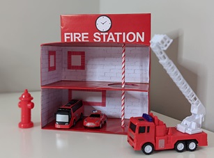 Atelier DIY caserne pompiers avec des boîtes de papiers mouchoirs vides tuto étape 14